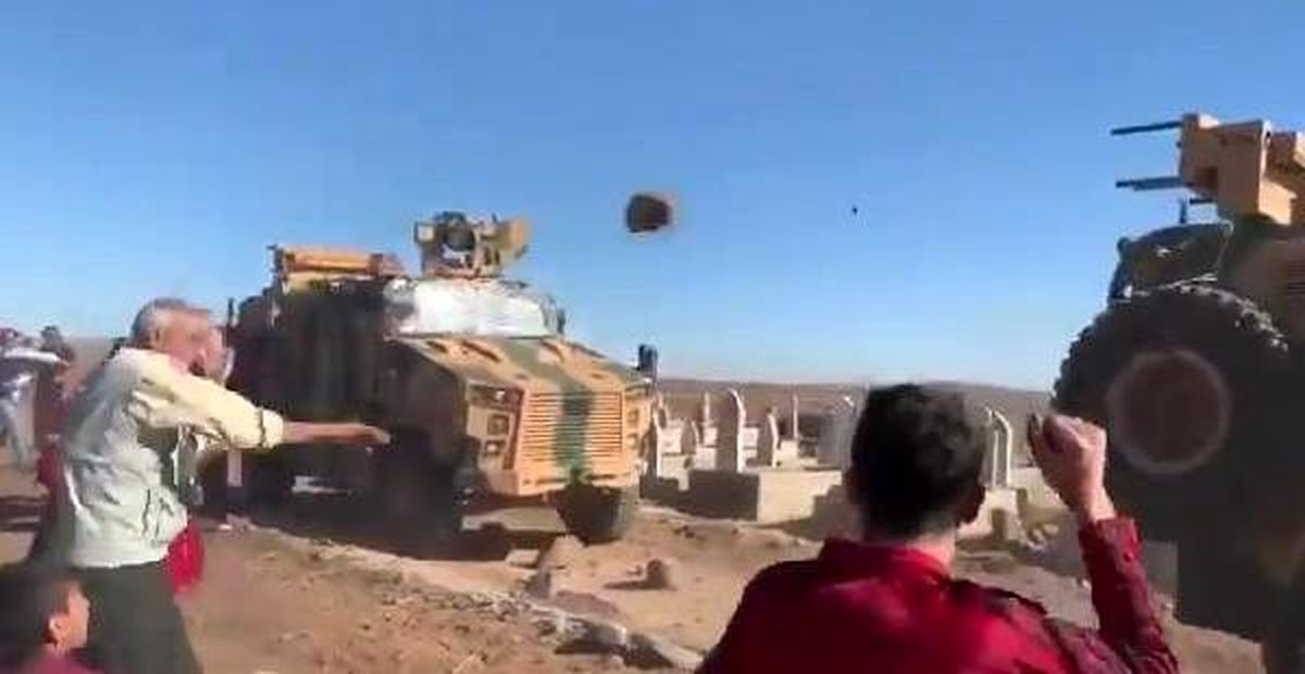 Ortak devriye görevindeki Türk askerinin zırhlı araçlarını taşladılar