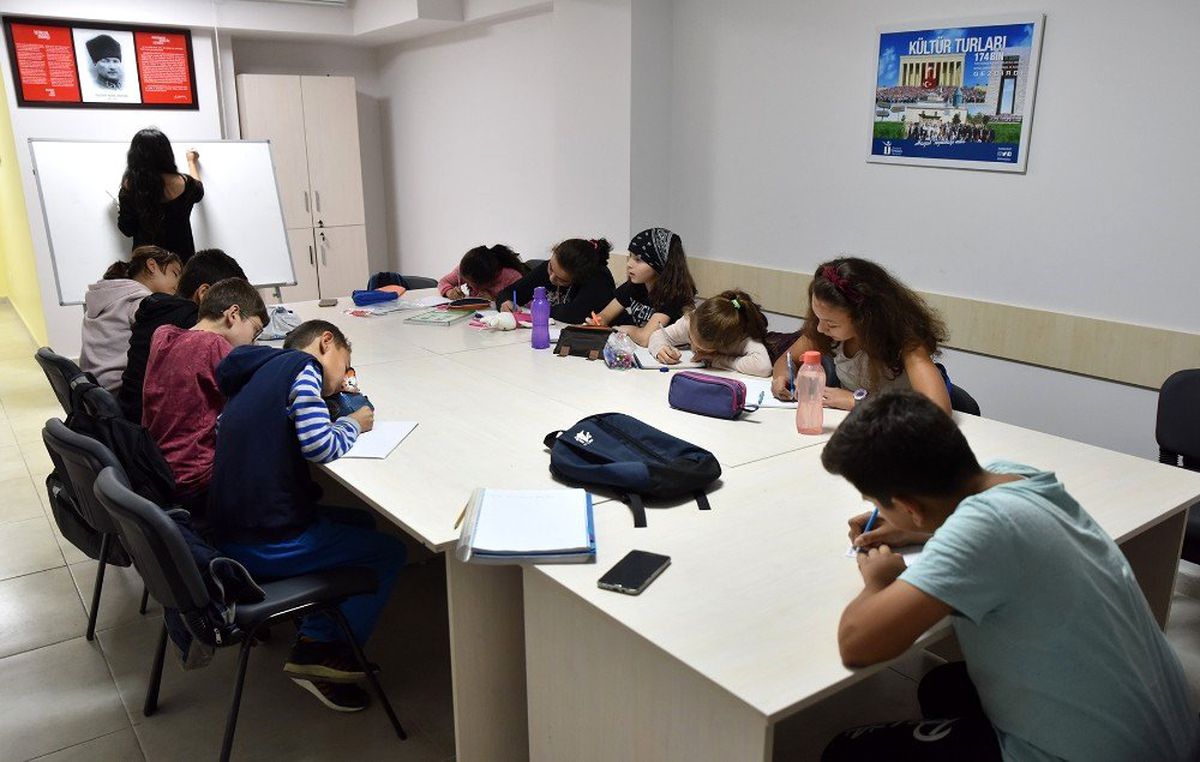 THU gönüllüleri kardeşlerini geleceğe hazırlıyor