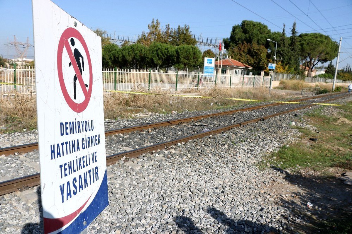 Trenin çarptığı yaşlı adam ağır yaralandı