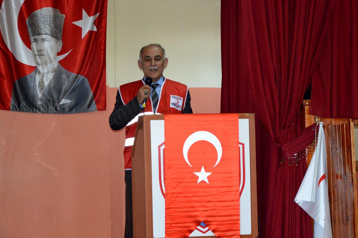Türk Kızılay\'dan ihtiyaçlı öğrencilere mont yardımı