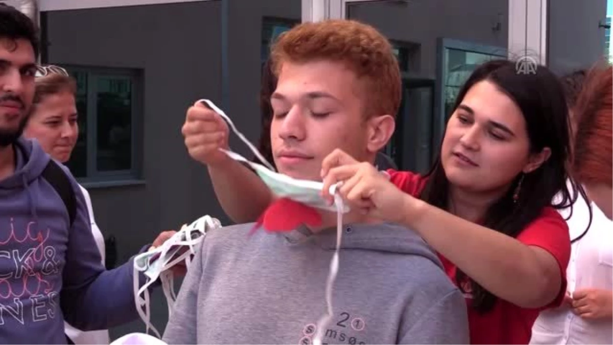Üniversite öğrencisi 4 yıldır uzattığı saçlarını kanser hastaları için bağışladı