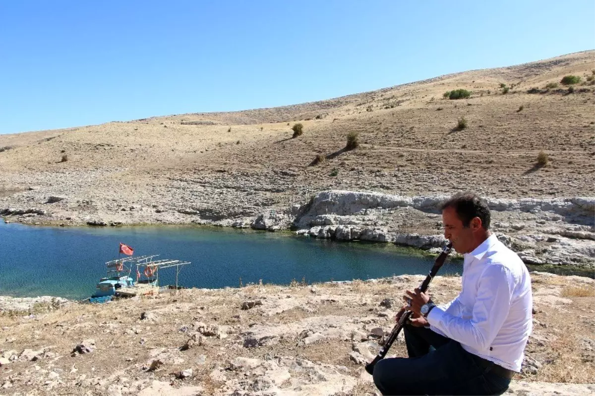 Ünlülerle sahne alıyordu, şimdi köyünde muhtarlık yapıyor