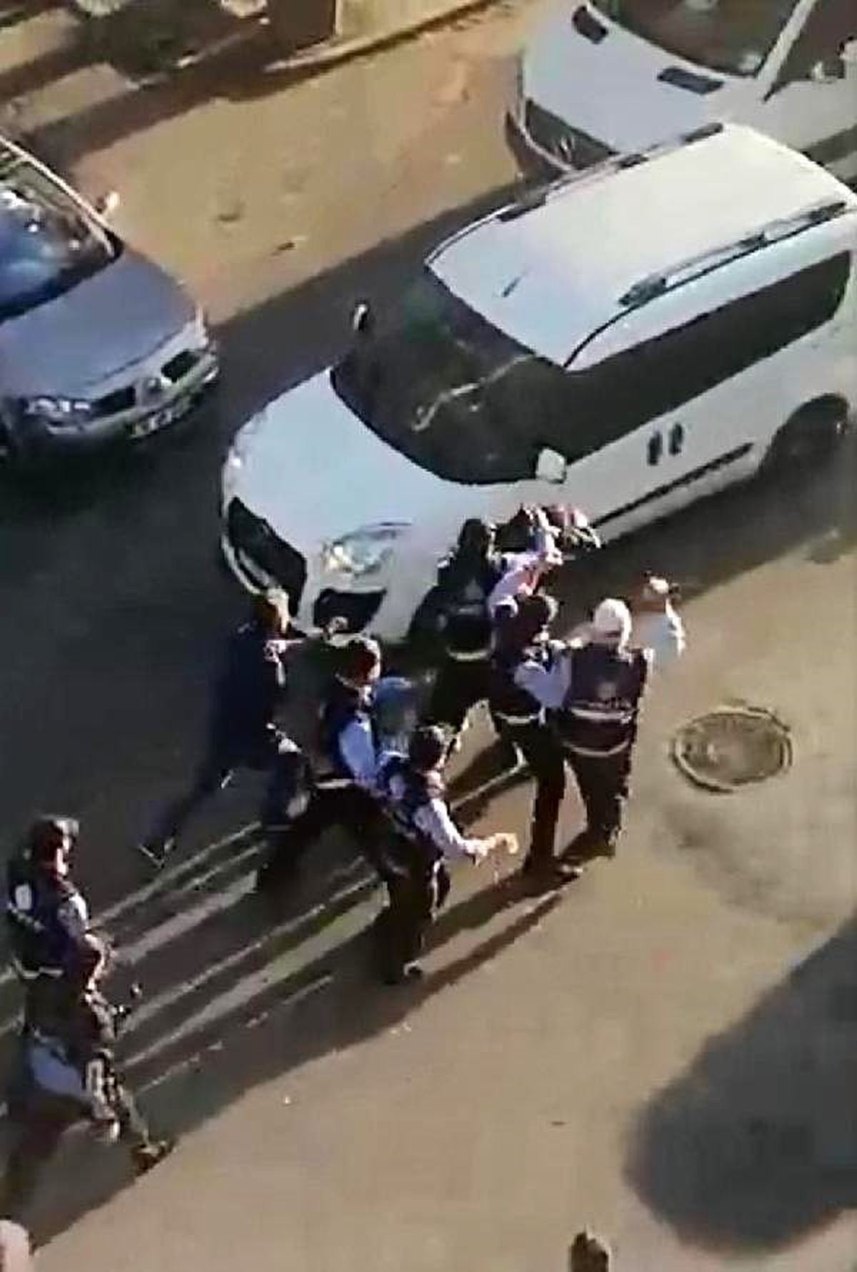 Zabıtalar tekme tokat dövdü