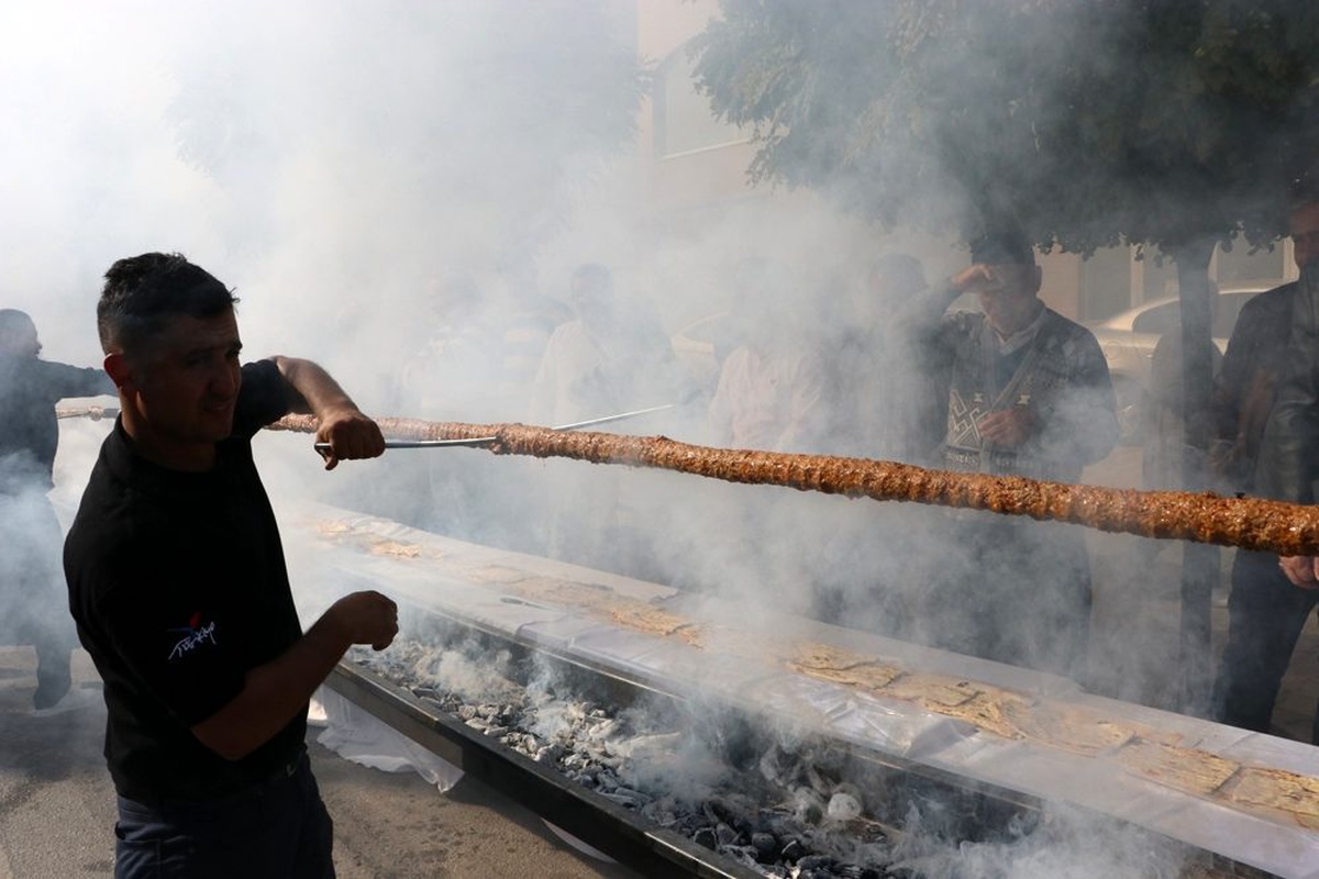 46 metrelik kebap saniyeler içinde tüketildi