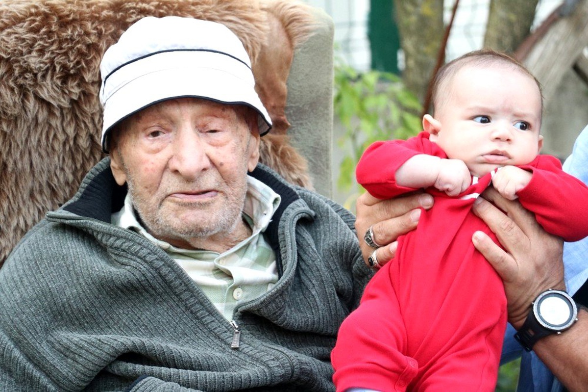 79 torunu olan ve 100 yaşına giren yaşlı adama torunlarından doğum günü sürprizi