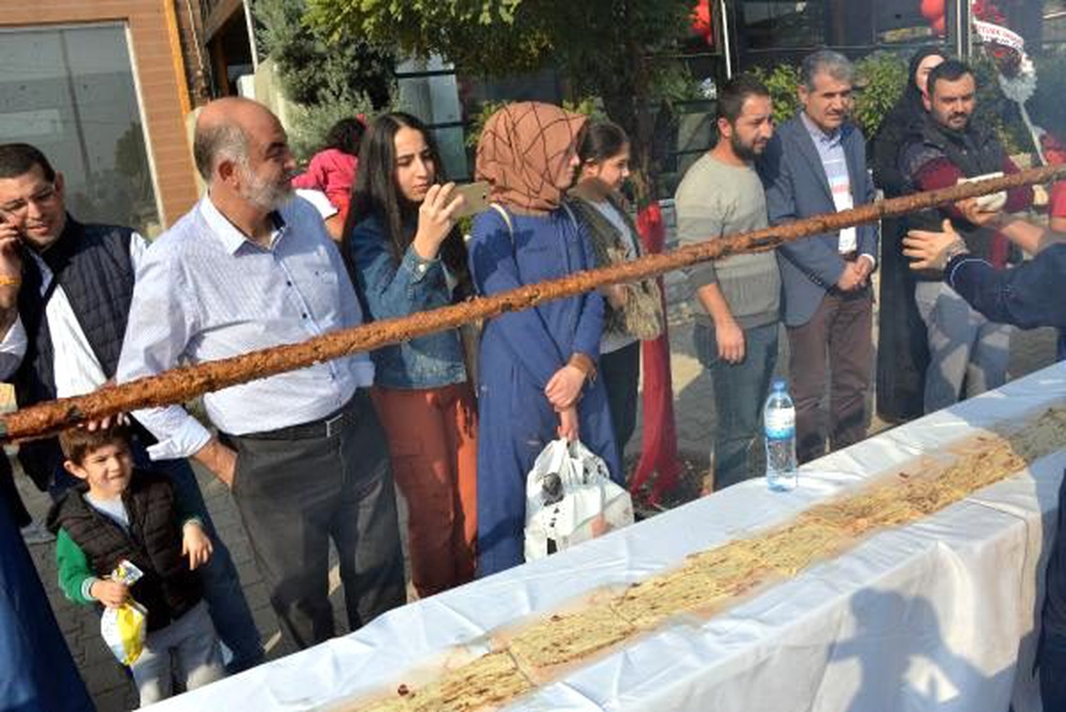 Açılışa özel yapılan 46 metrelik kebap, 30 saniyede tükendi