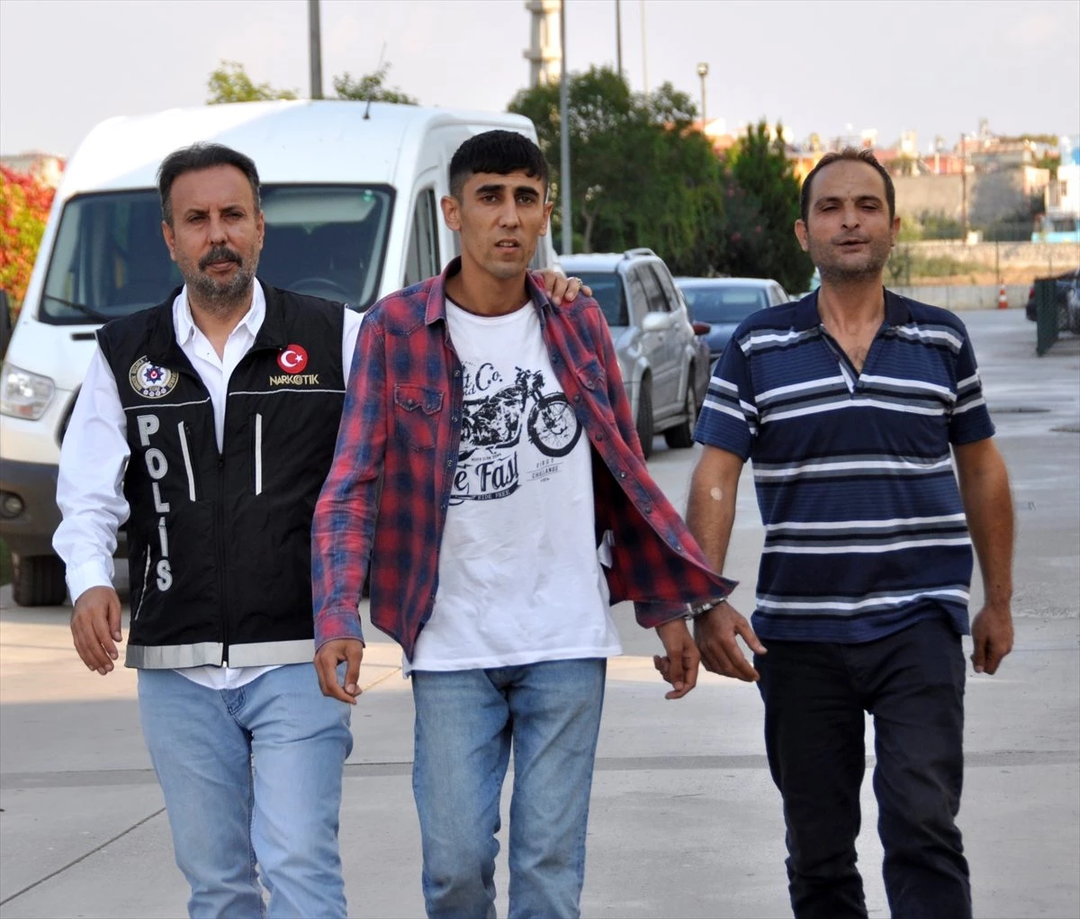 Adana\'da uyuşturucu sattığı iddiasıyla 2 şüpheli tutuklandı