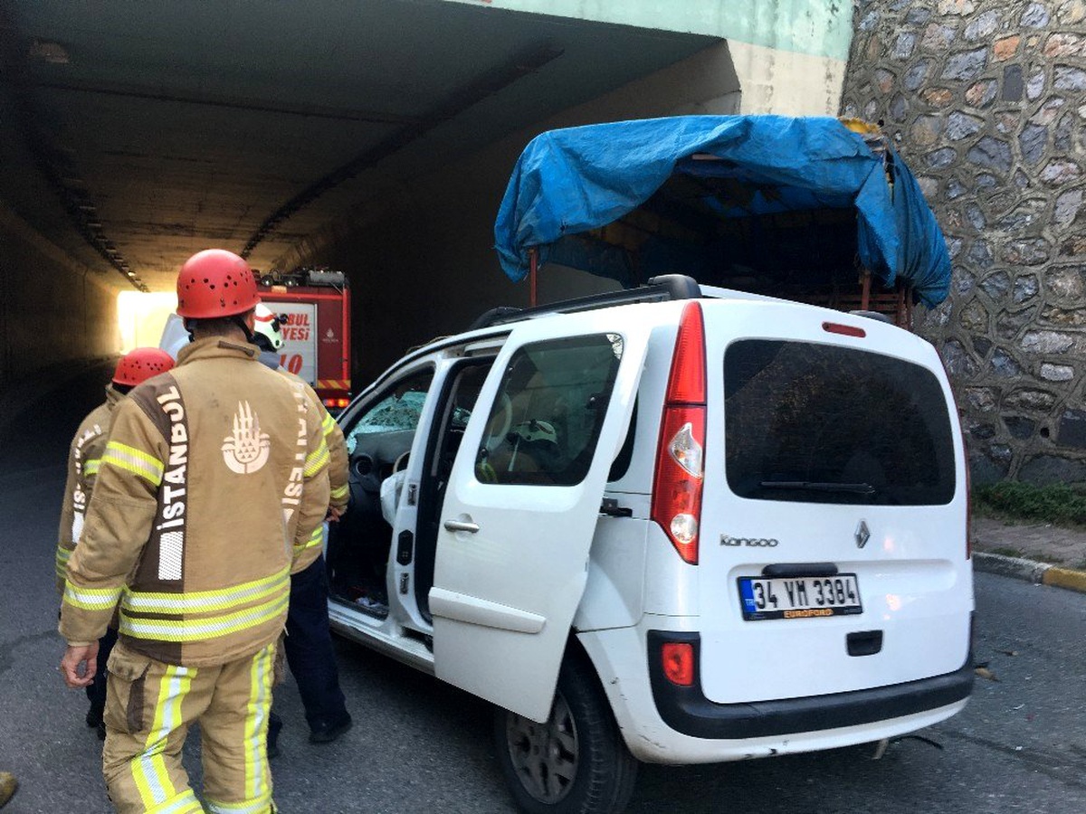 Ataşehir\'de kontrolden çıkan araç kamyonete çarptı: 2 yaralı