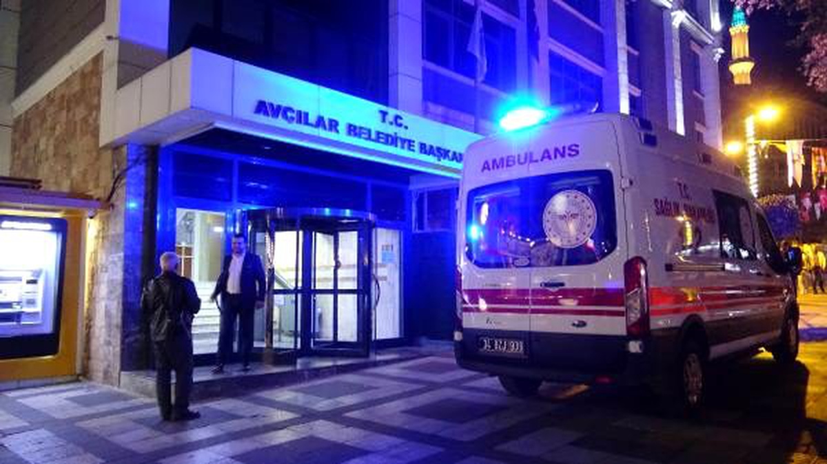 Avcılar Belediyesi\'nde alacak kavgası: Başkan yardımcısının parmağını kırıldı