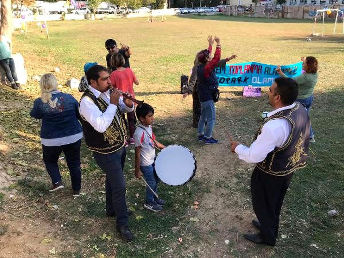 Bakırköy\'de davullu zurnalı "saha" protestosu