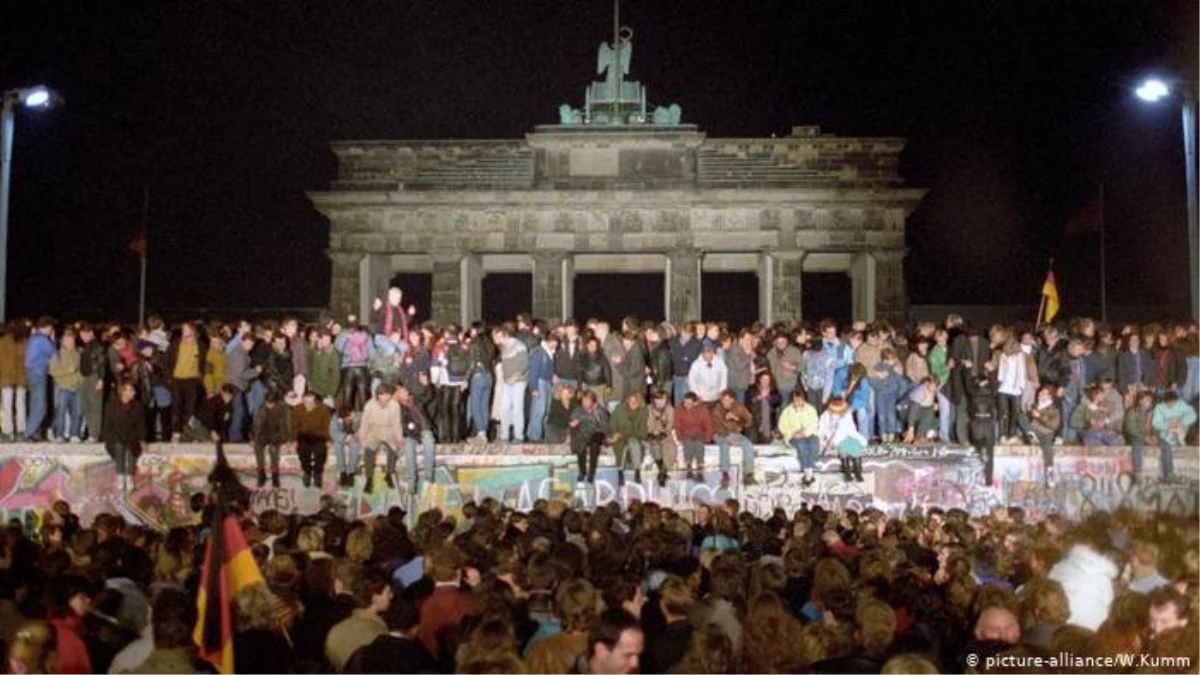 Berlin Duvarı\'nın yıkıldığı gün