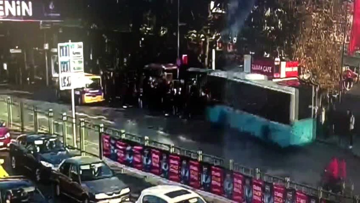 Beşiktaş\'ta otobüsün durağa daldığı dehşet anları kamerada