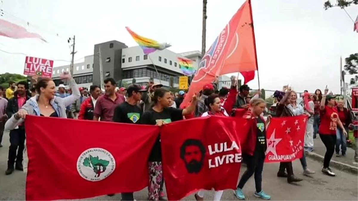 Yüksek mahkemenin kararına karşın hapiste tutulan Lula için destek nöbeti