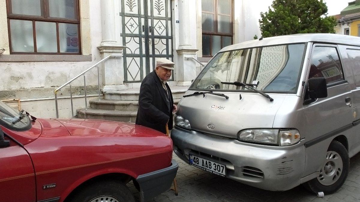 Burhaniye\'de hatalı parklar camiye girişe engel oldu