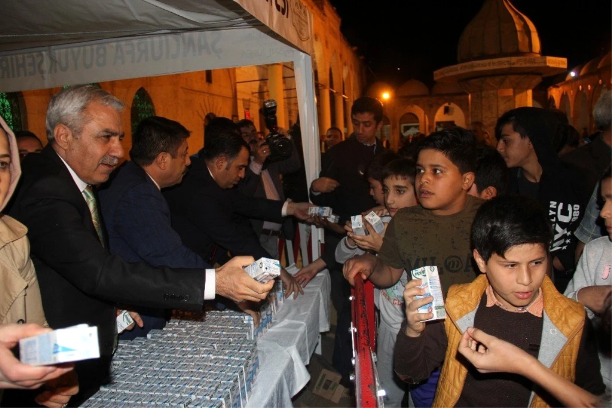 Büyükşehir\'den Mevlid Kandili\'nde vatandaşlara süt ikramı