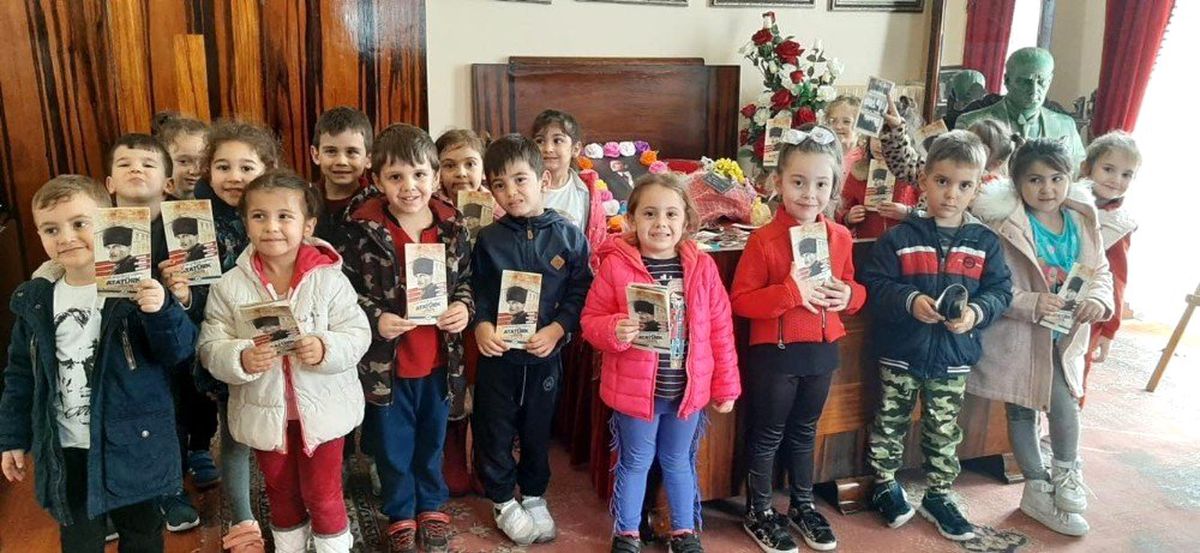 Ellerindeki çiçeklerle Ata\'nın huzurunda