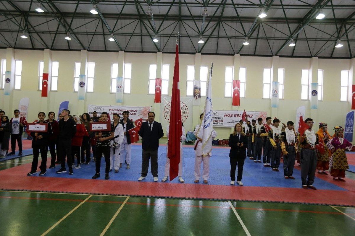 Gençler tekvando şampiyonası başladı