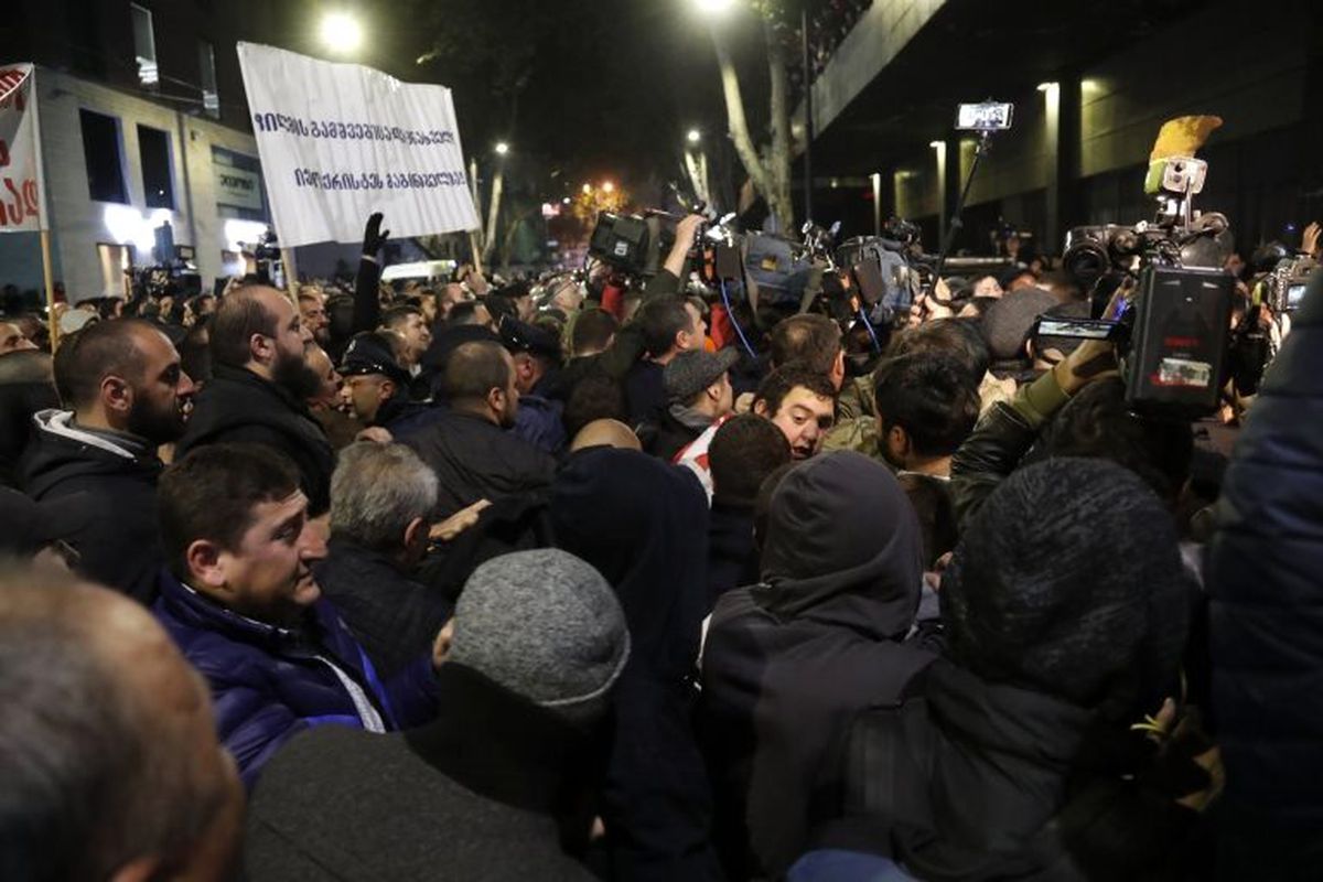 Gürcistan\'da eşcinsel bir aşkı anlatan Oscar adayı filmin gösteriminde protestolar