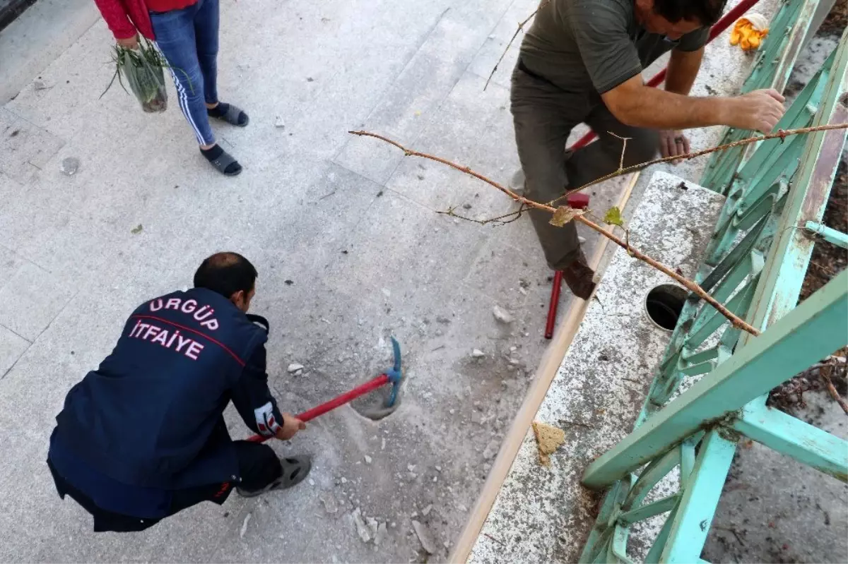 Havalandırma borusunda sıkışan yavrusunun kurtarılmasını bekledi