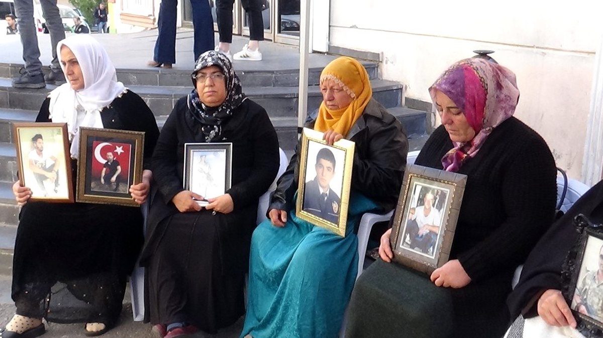 HDP önündeki ailelerin evlat nöbeti 68\'nci günde