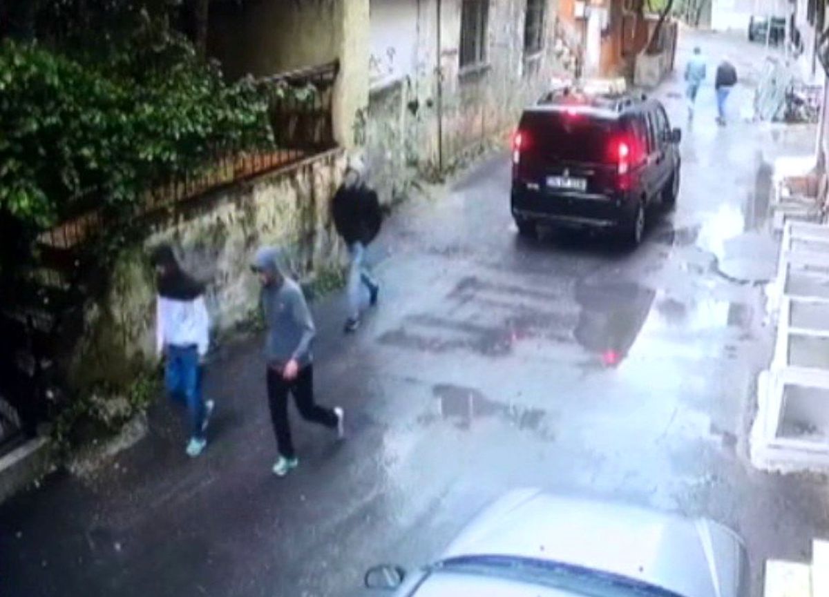 İstanbul\'da güpegündüz evlere dadanan hırsızlar kamerada
