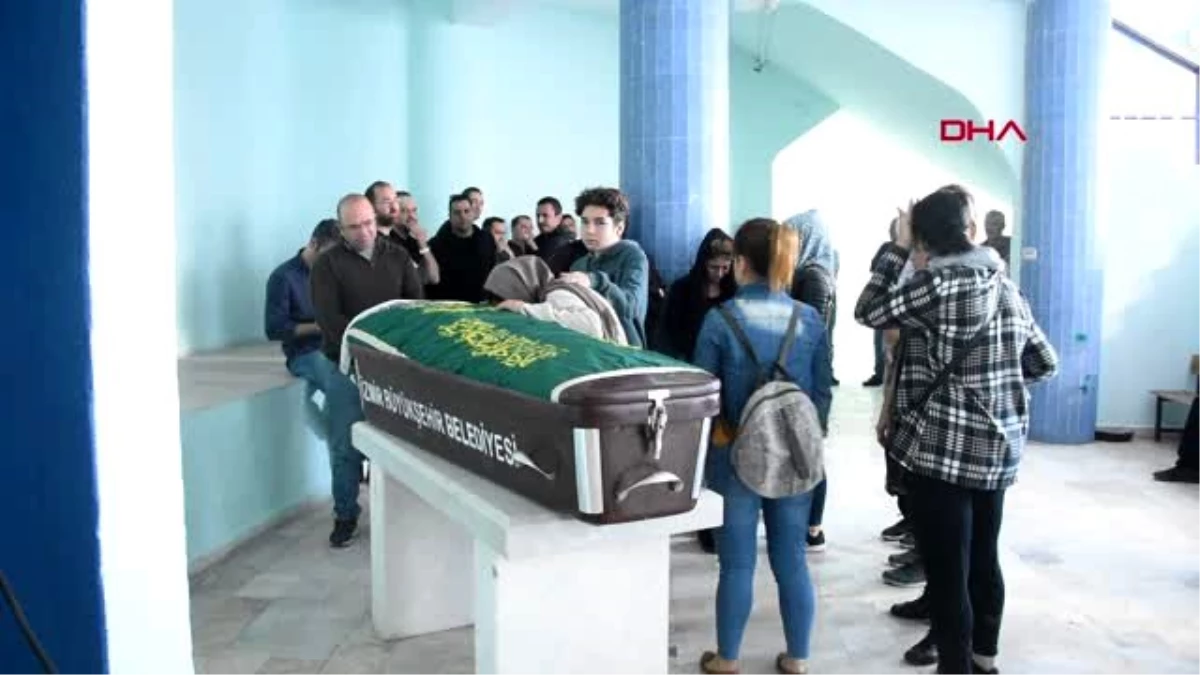 İzmir balkondan atlayan üniversiteli özgecan, hayatını kaybetti; annesi abutu başında gözyaşlarına...