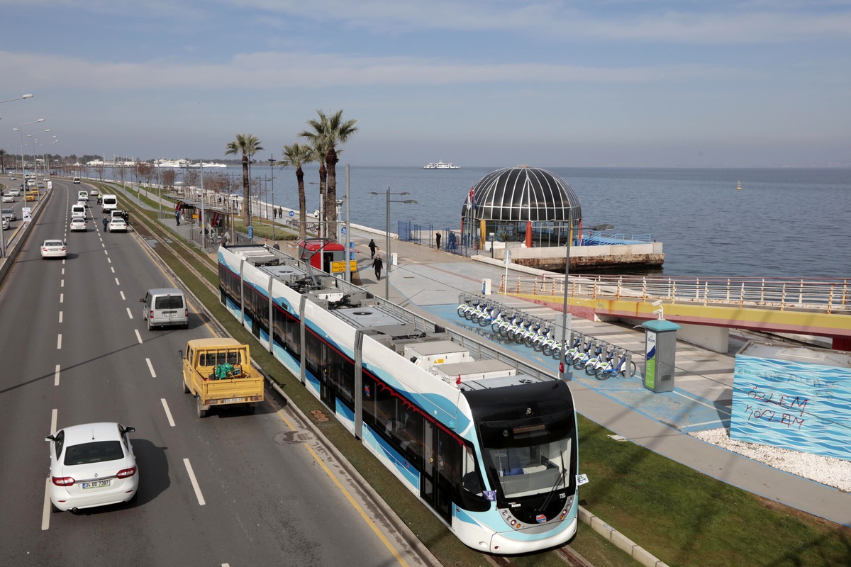 İzmir\'de tramvay 50 milyon yolcu taşıdı