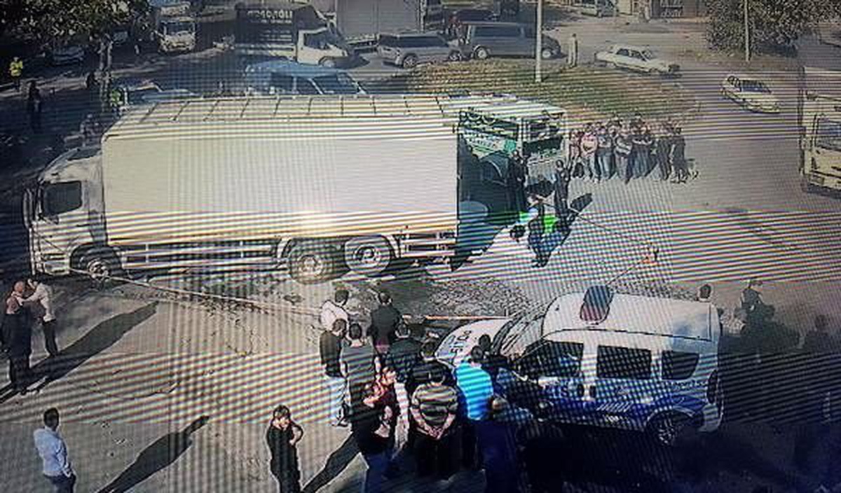 Kamyonun altında kalan motosikletli kurye öldü