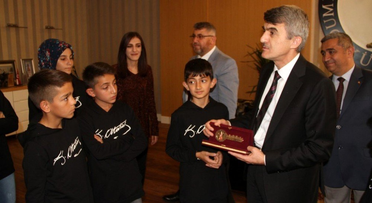 Kayserili öğrencilere DPÜ\'nün altın anahtarı verildi
