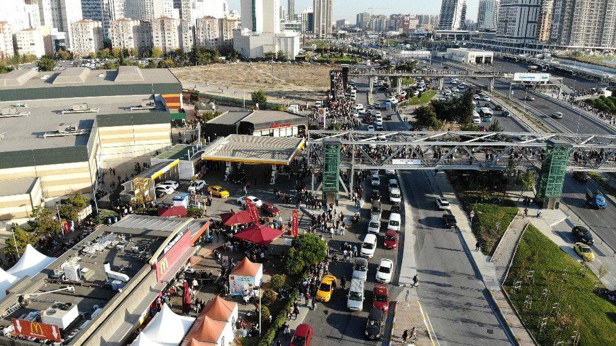 Kitap Fuarı\'nda aşırı yoğunluk havadan görüntülendi