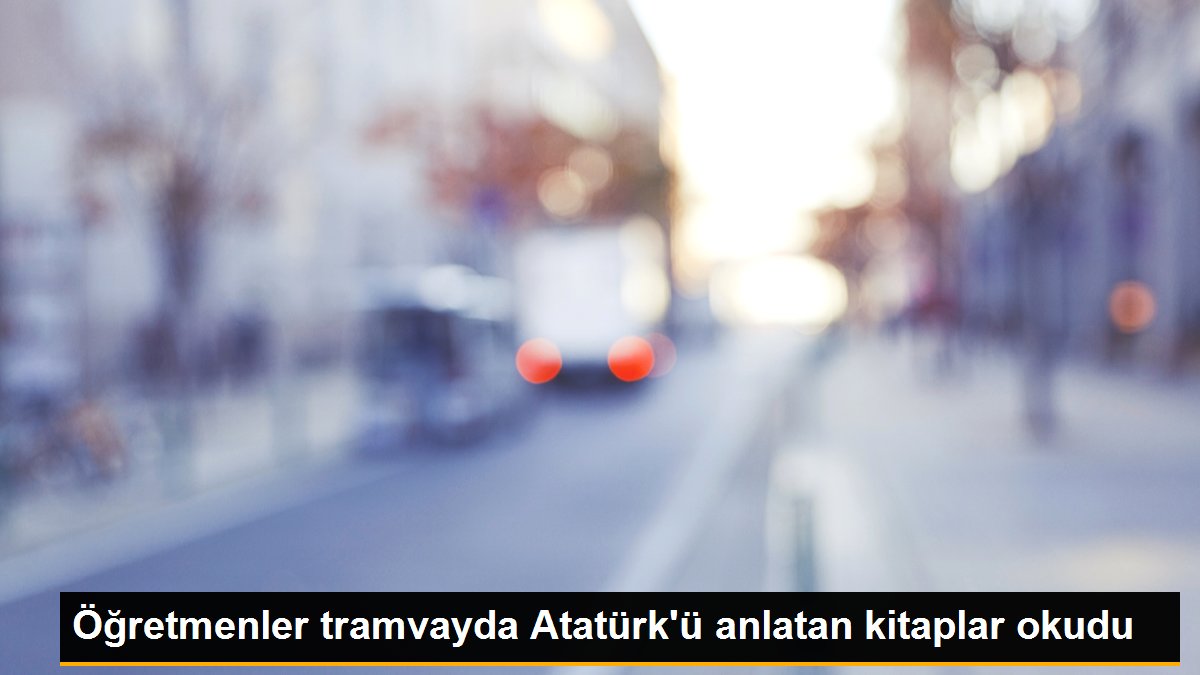Öğretmenler tramvayda Atatürk\'ü anlatan kitaplar okudu