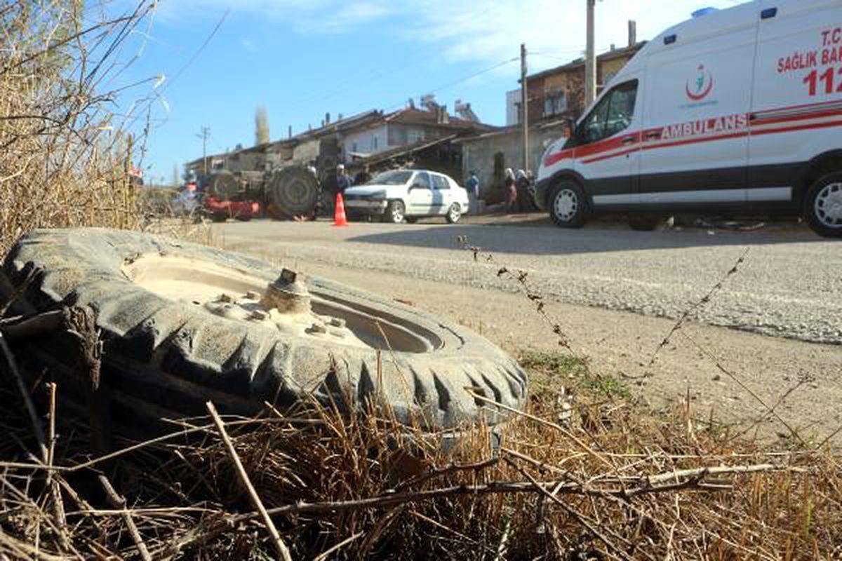 Otomobille çarpışan traktör ters döndü: 2 yaralı