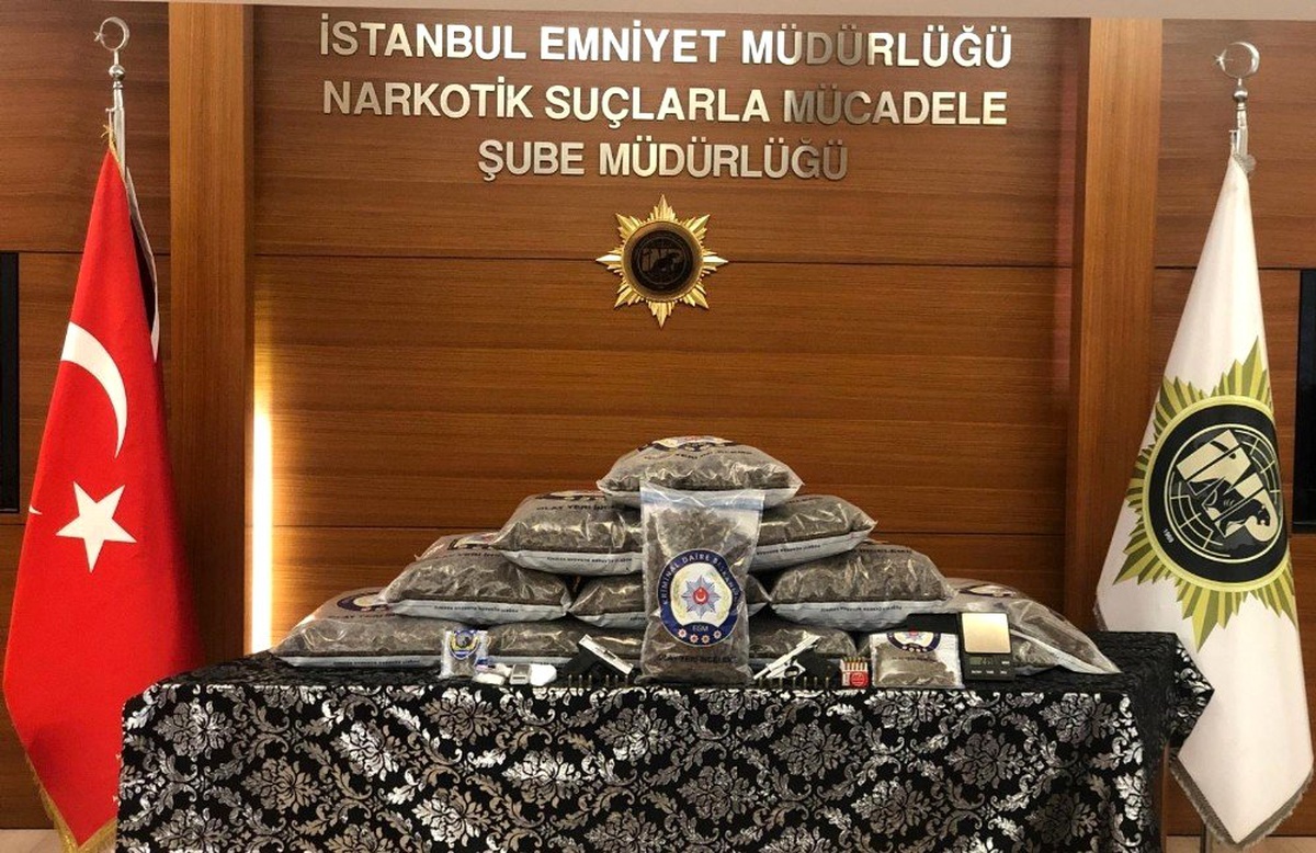 (Özel) Narkotik operasyonunda doğumuna 2 gün kalan hamile kadının üstünden uyuşturucu çıktı