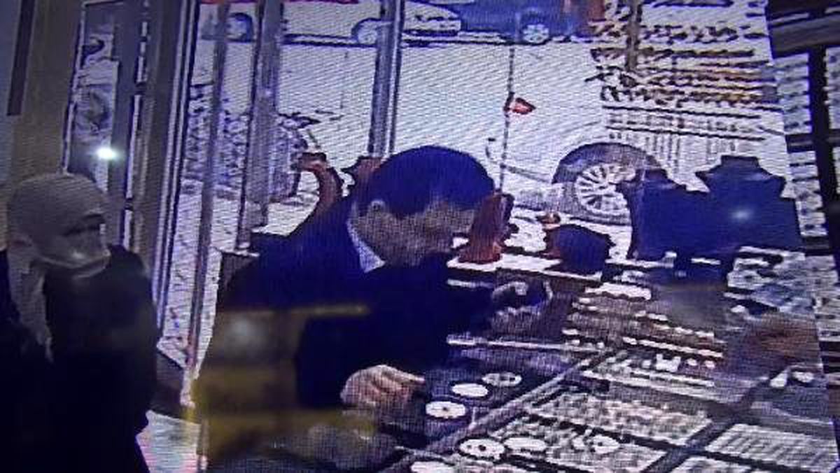Sahte bileziği gerçeğiyle değiştirdi; yakalanınca bayılma numarası yaptı