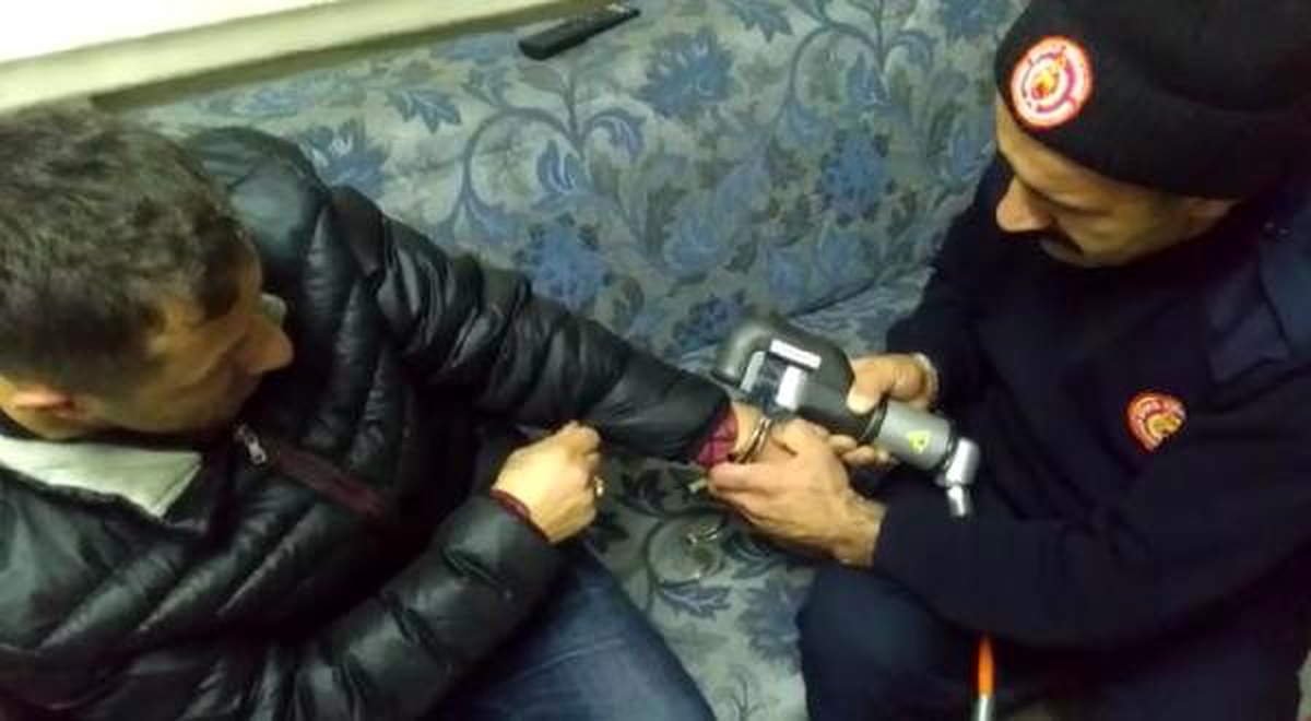 Şaka için takılan kelepçenin anahtarı bulunamadı, itfaiye çıkardı