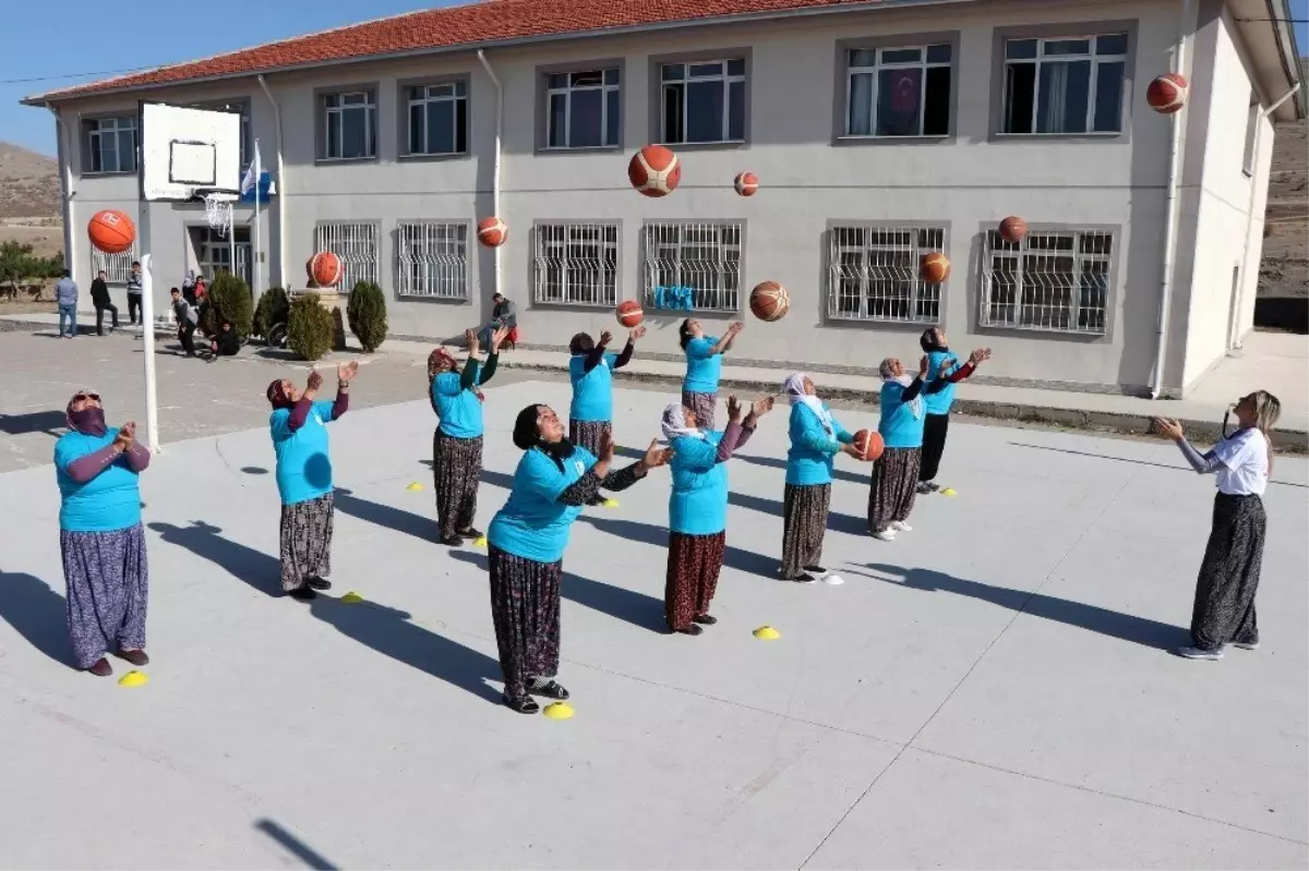 Şalvarlı kadınlar hayatlarında ilk kez basketbol oynadı