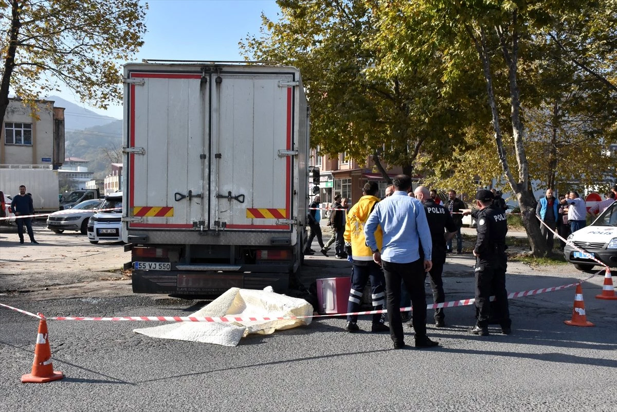 Samsun\'da kamyonla çarpışan motosikletin sürücüsü öldü