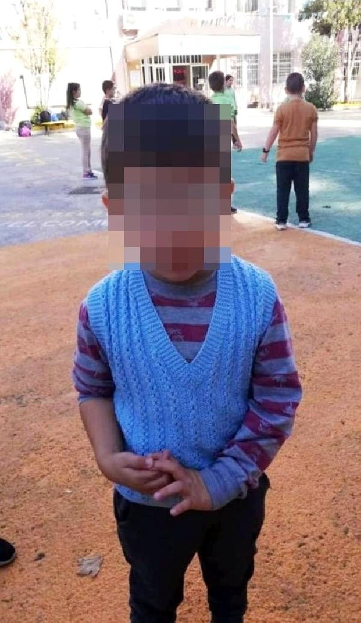Servis aracında unutulup, kaybolan çocuğu polis buldu