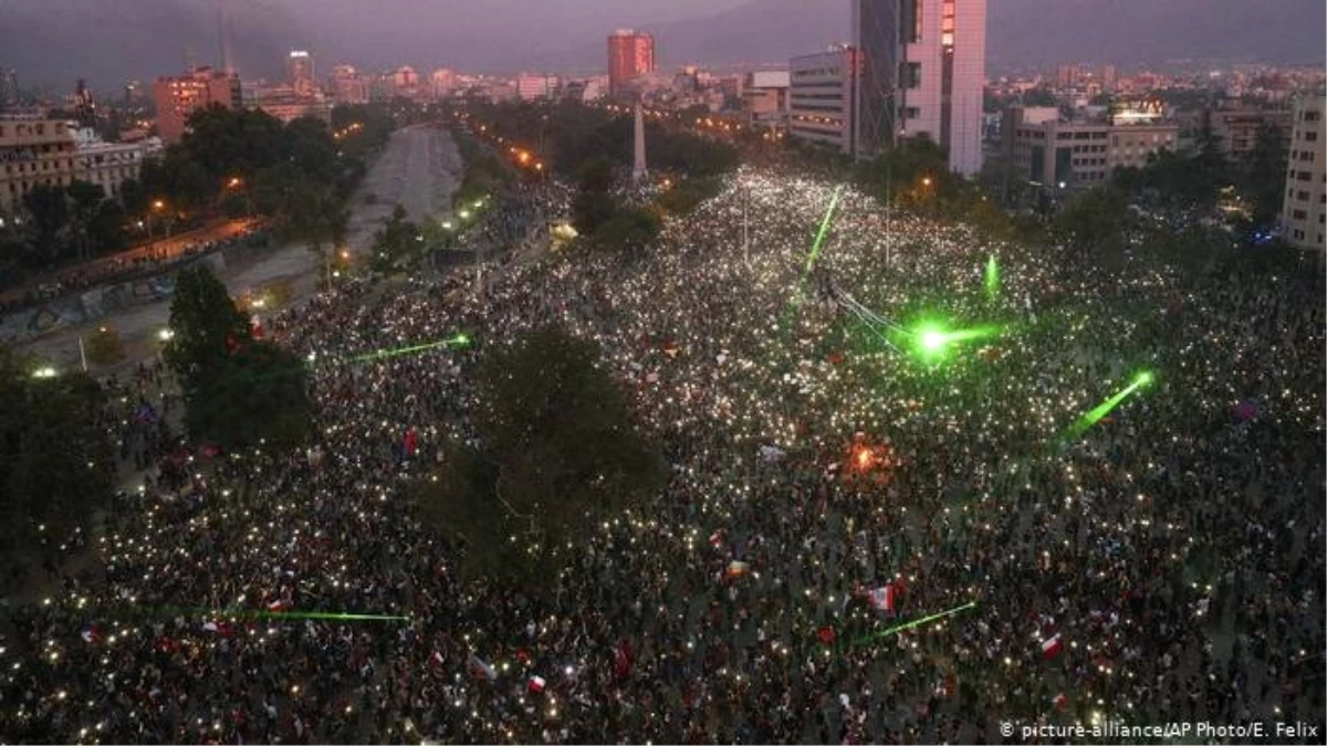 Şili\'de on binlerce kişi sosyal eşitsizliği protesto etti