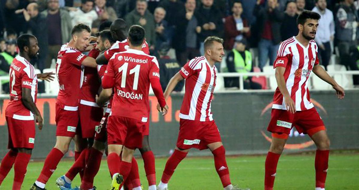 Sivasspor, Konyaspor'u 2-0 mağlup etti ve Süper Lig'in yeni lideri oldu