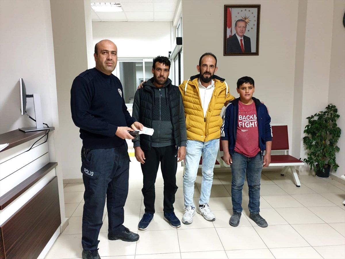 Suriyeli baba ve oğlu, buldukları para dolu cüzdanı polise teslim etti