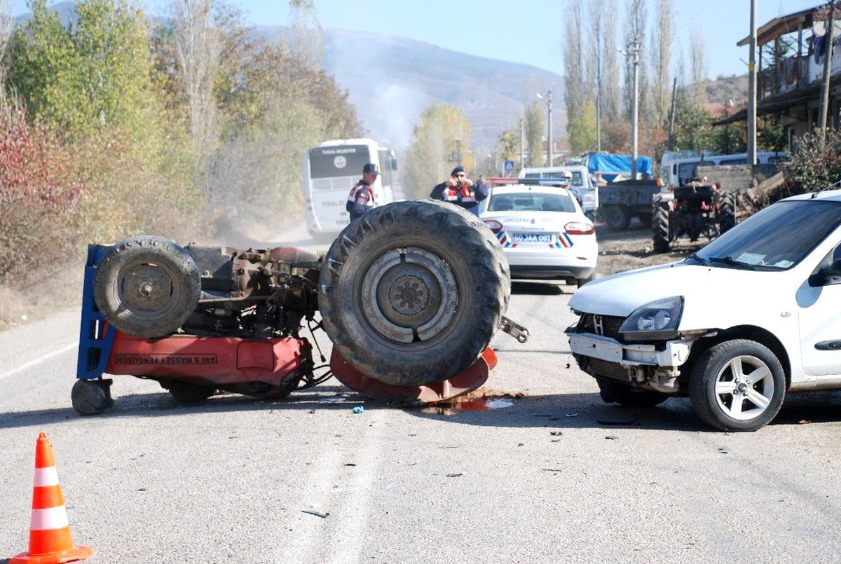 Tokat\'ta otomobilin çarptığı traktör devrildi: 2 yaralı