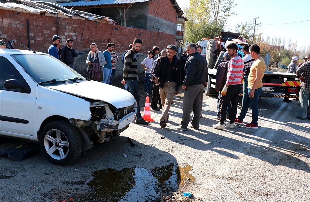Tokat\'ta traktör ile otomobil çarpıştı: 2 yaralı