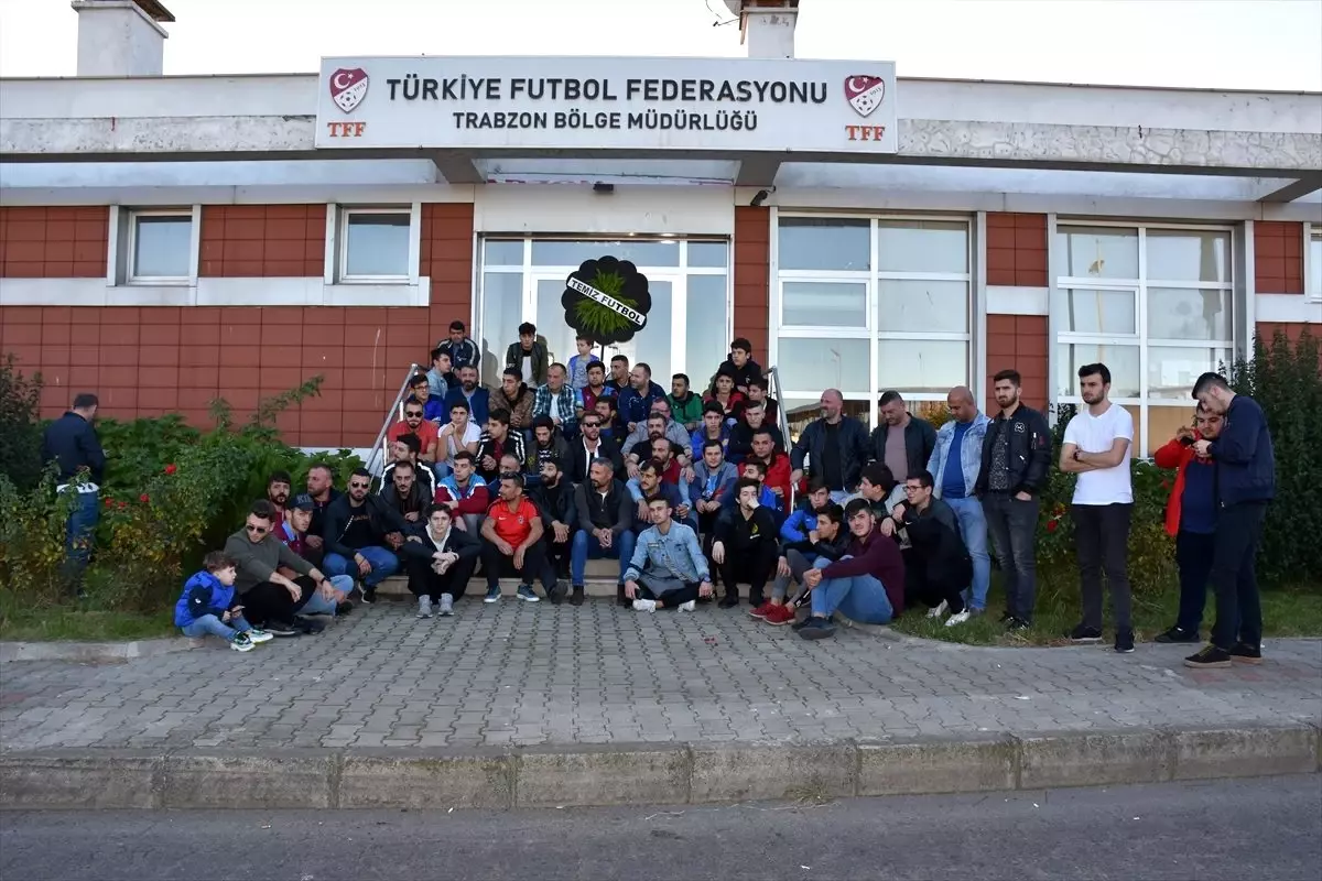 Trabzonspor taraftarlarından hakemlere "sessiz" protesto