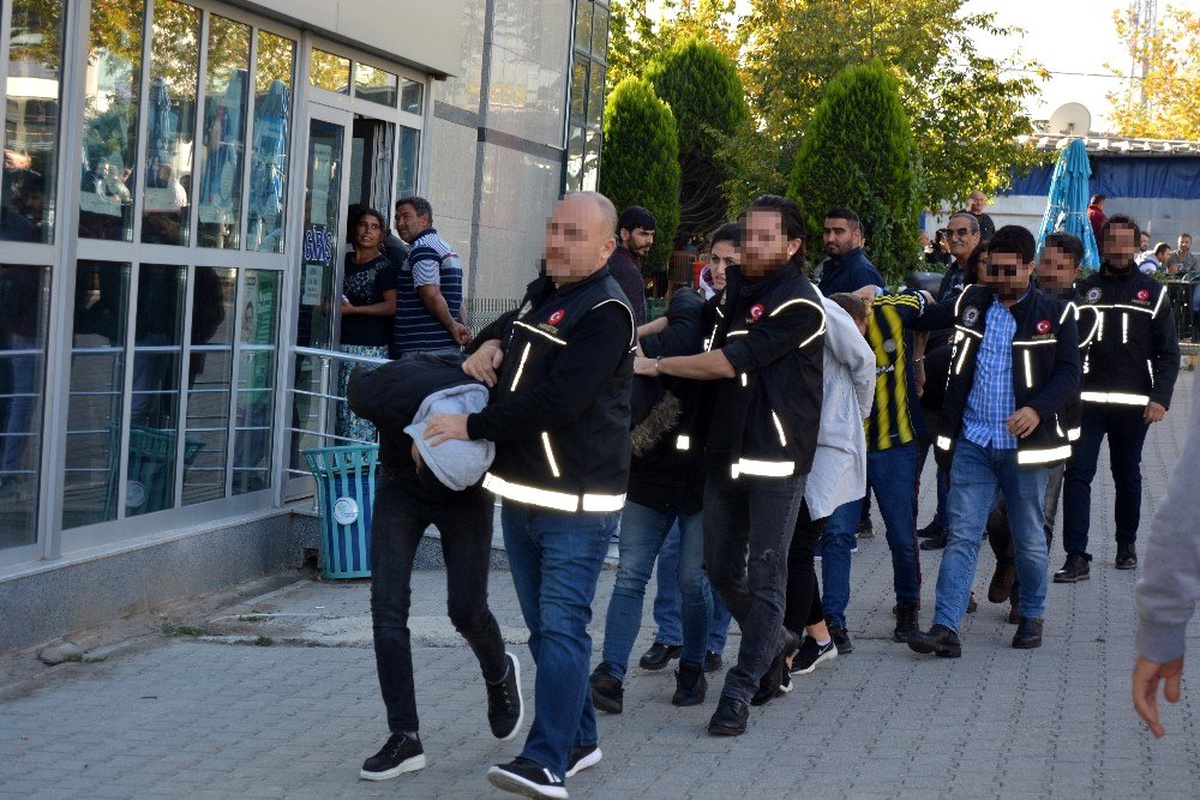 Vakıf kurup uyuşturucu satan zanlılardan 6\'sı tutuklandı