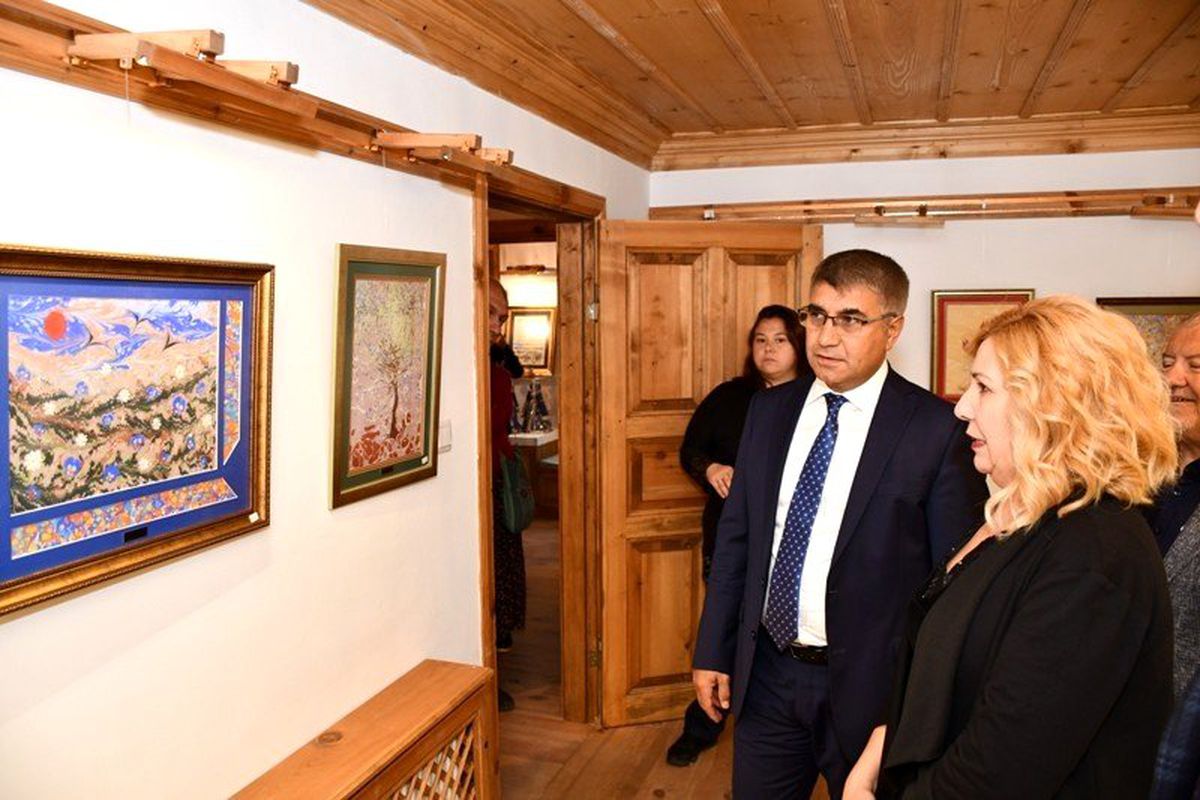Vali Gürel\'den ebru sergisini ziyaret etti