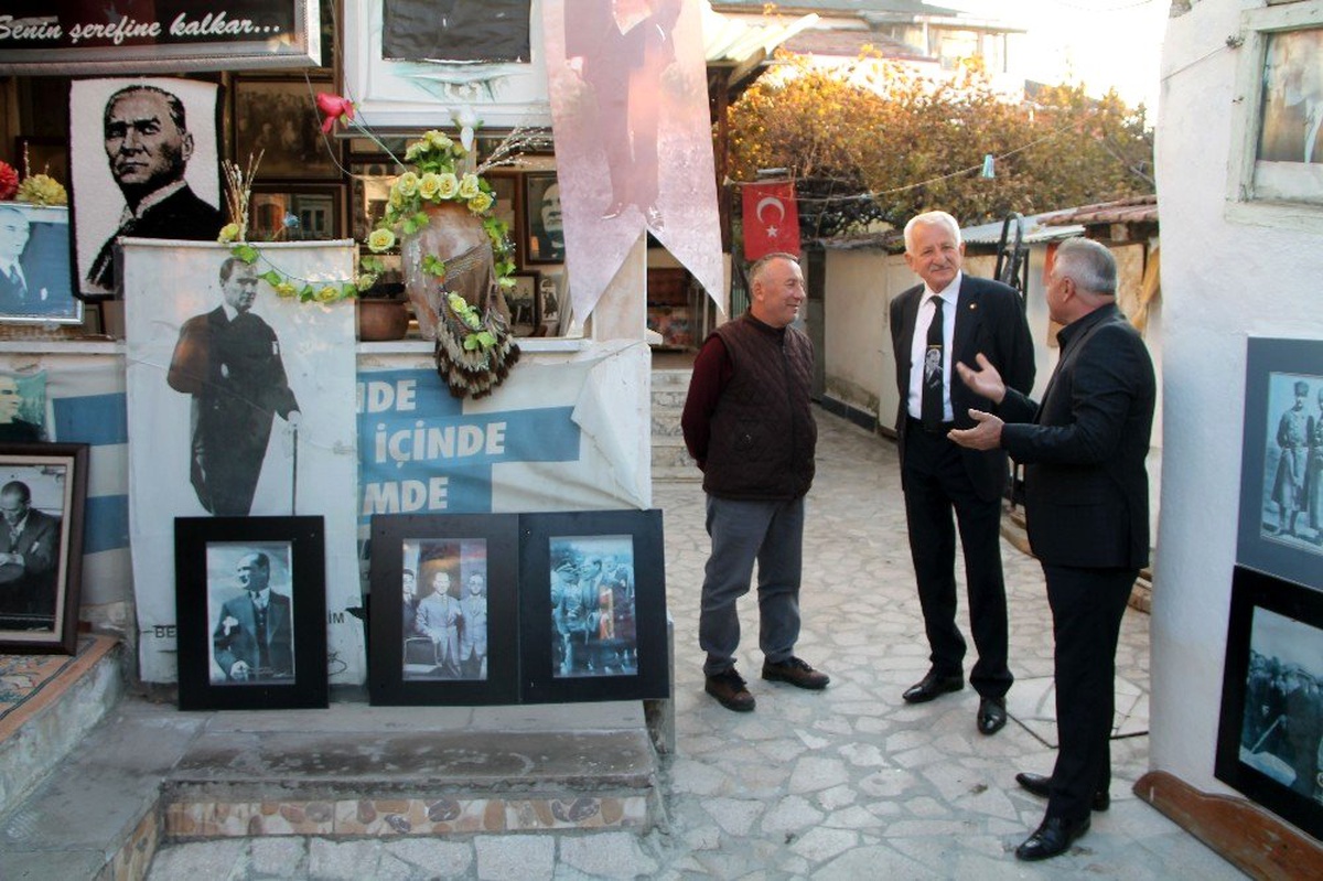 18 yıldır topladığı Atatürk resimleri ile evini müzeye çevirdi