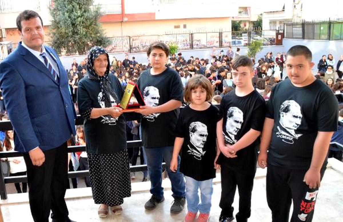 27 yıldır katıldığı törenler için teşekkür plaketi