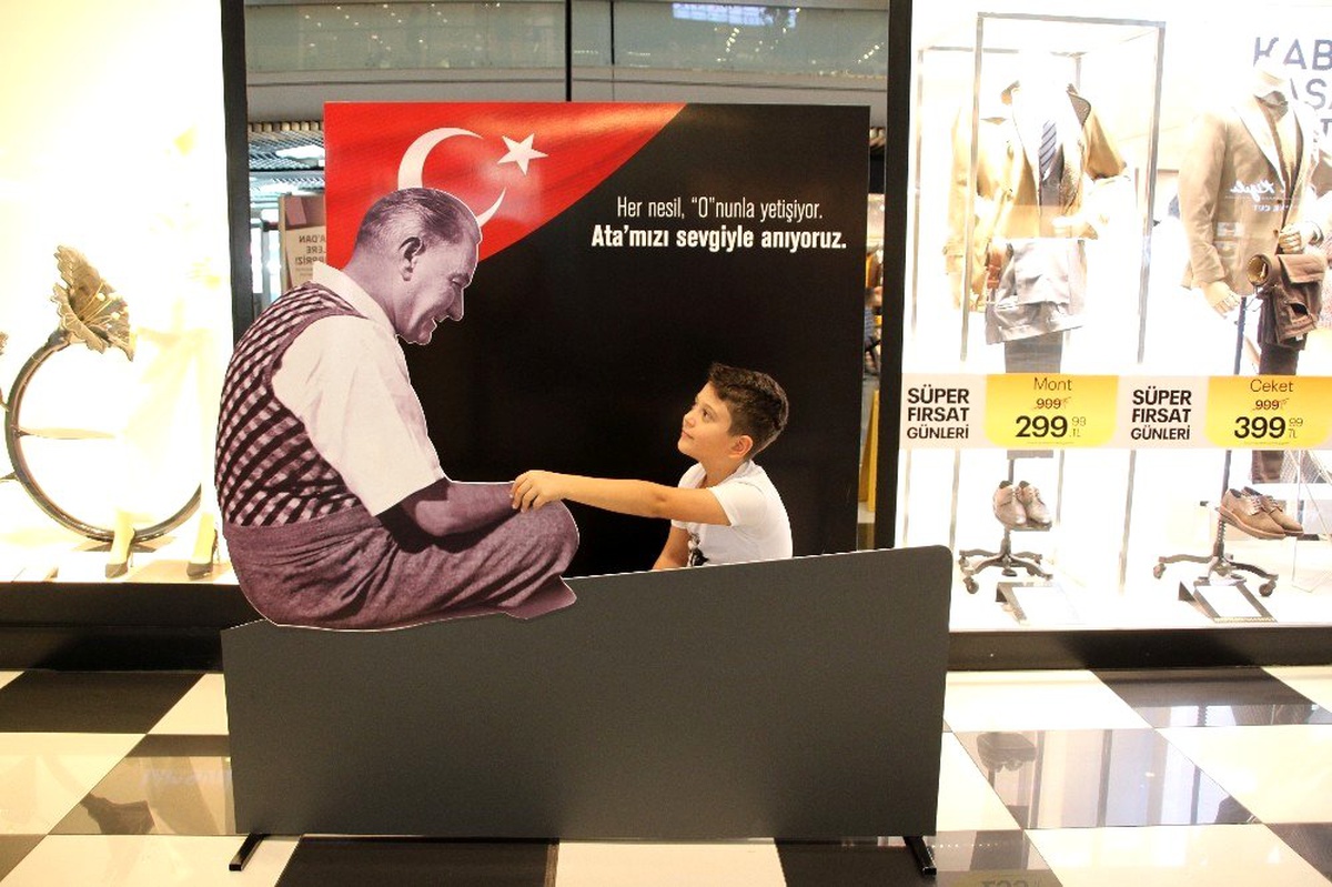 67 Burda AVM ziyaretçileri Atatürk\'ü andı