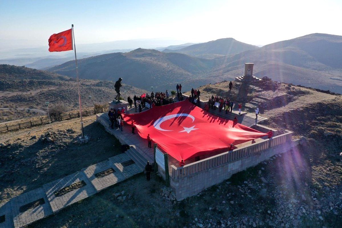 AKUT\'tan 294 metrelik dev Türk bayrağı ile anma töreni